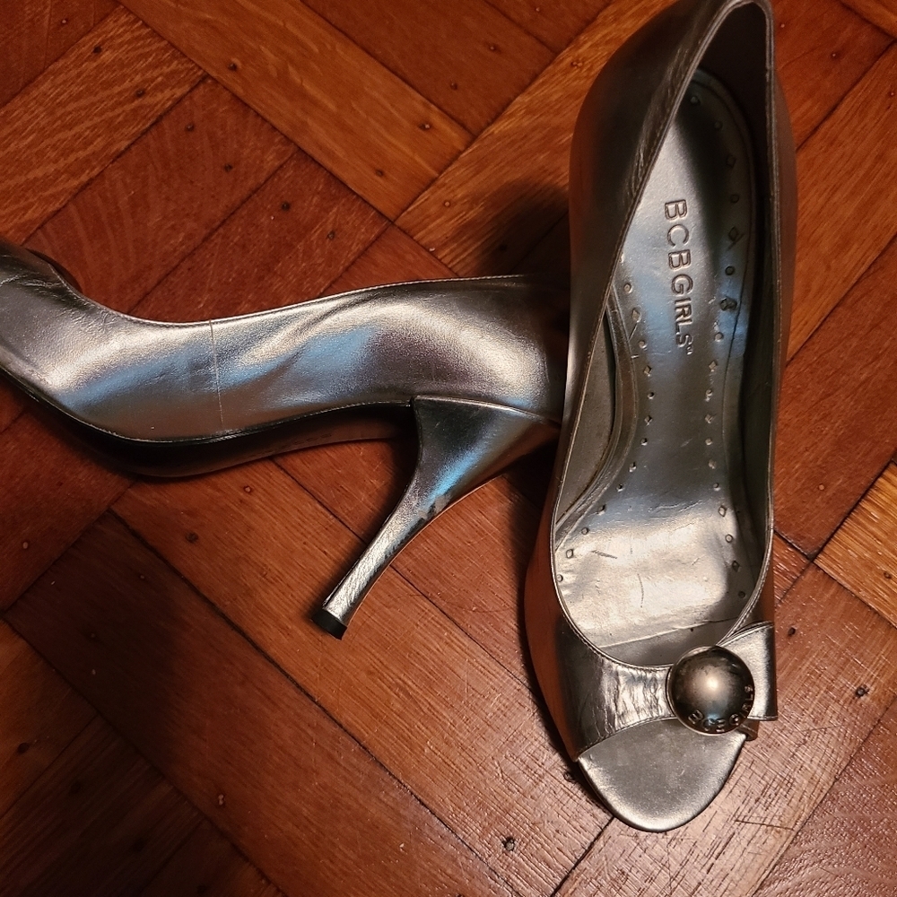 Vintage BCBG silver leather heels hp 🔥🔥🔥